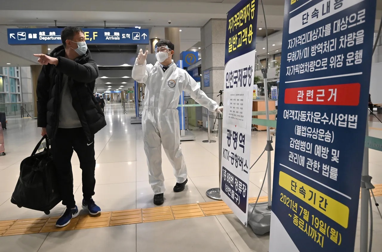 仁川机场工作人员指引旅客。