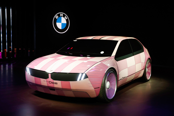 宝马发表变色私家车i Vision Dee原型，七彩车身非常吸睛。 （欧新社）