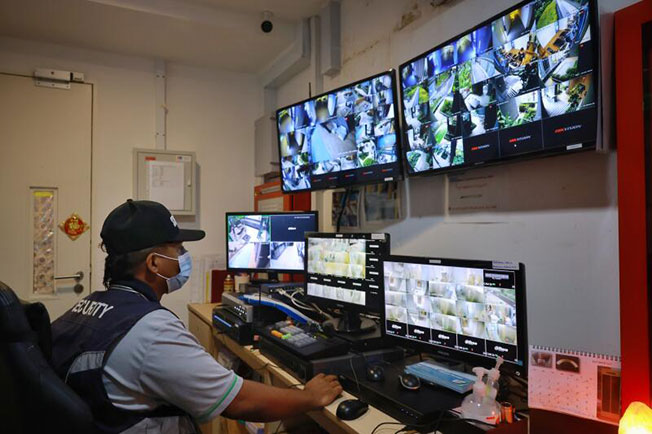 新加坡之前有调查显示，超过九成保安人员利用科技产品辅助工作。（档案照）