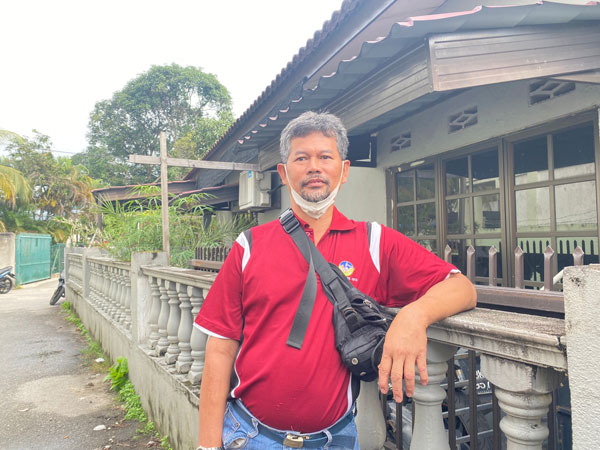 两名小死者的外公洛曼。