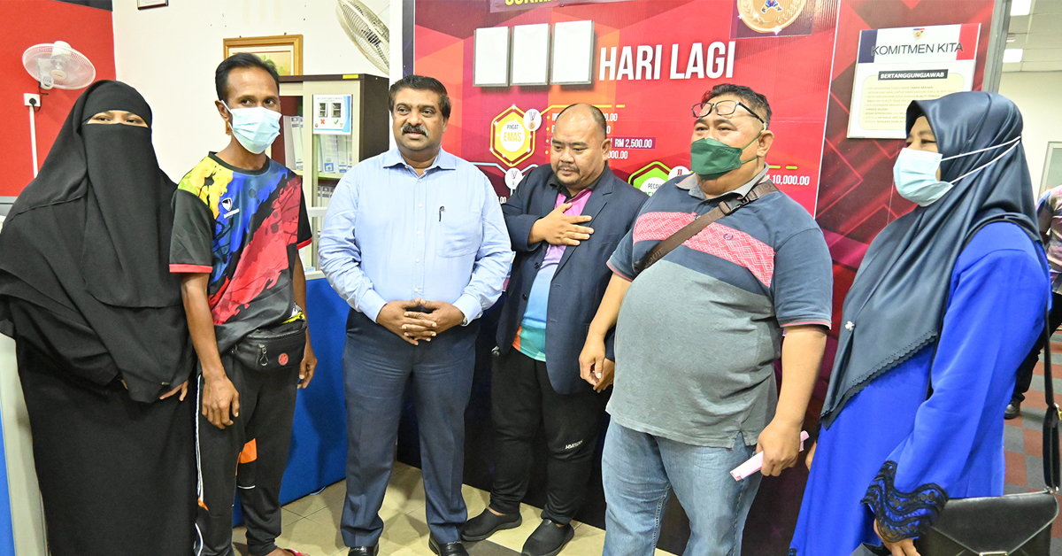 山姆甘(左3起)见证哈迪阿旺与两名球员家长和解。