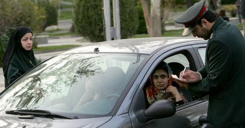 伊朗恢复女性须在车内 戴头巾规定