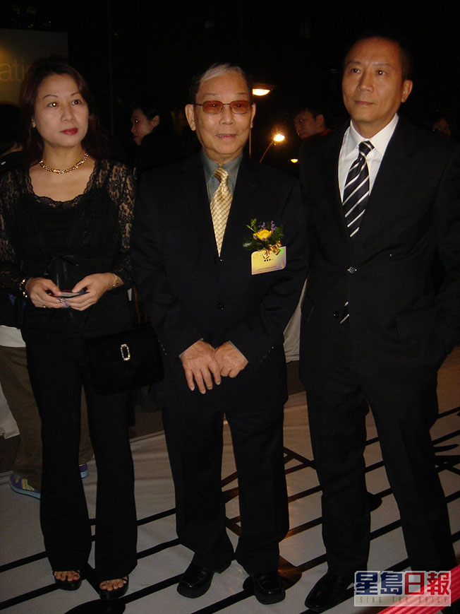 顾嘉辉与太太育有一对子女，2005年子女曾陪他出席“CASH金帆音乐奖”。