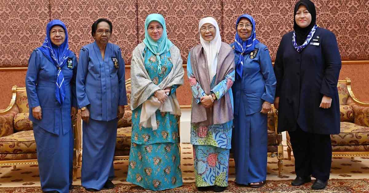 元首后（左3起）见证旺阿兹莎受委为马来西亚女童军协会会长。