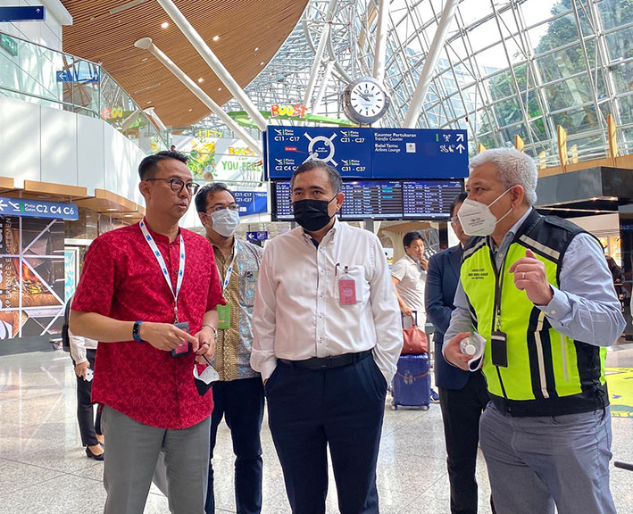 陆兆福（前排左2）周五（6日）巡视吉隆坡国际机场。