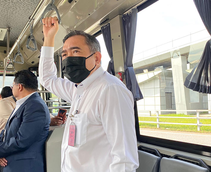 陆兆福搭乘吉隆坡国际机场接驳巴士。