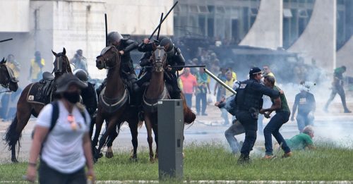 巴西示威者冲击国会 警方重夺控制权 捕400人