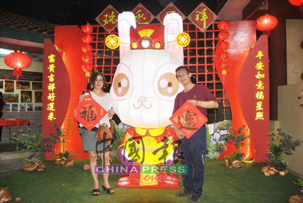 巨型玉兔花灯制作人蔡志权（右）和叶佩燕夫妇。