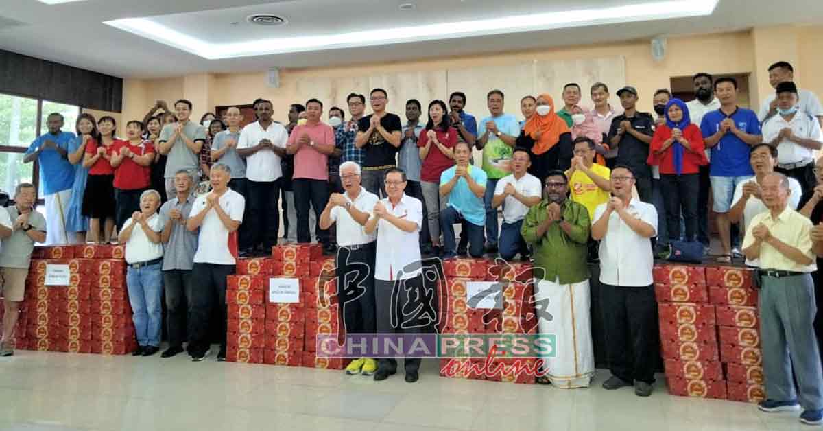彭文宝（前排左5起）、林冠英、沙迪斯，派发年柑予峇眼国席属下的乡管委员会及行动党支部党员。 