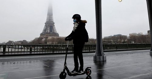 共享电动滑板乱象多 巴黎市民投票决定存废