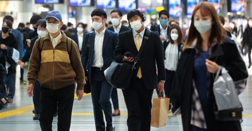 ◤全球大流行◢ 拟降级新冠肺炎等级 日本或放宽室内口罩规定