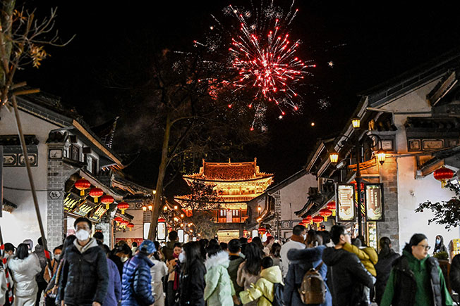中国云南省大理市的民众游客观看烟花。（法新社）
