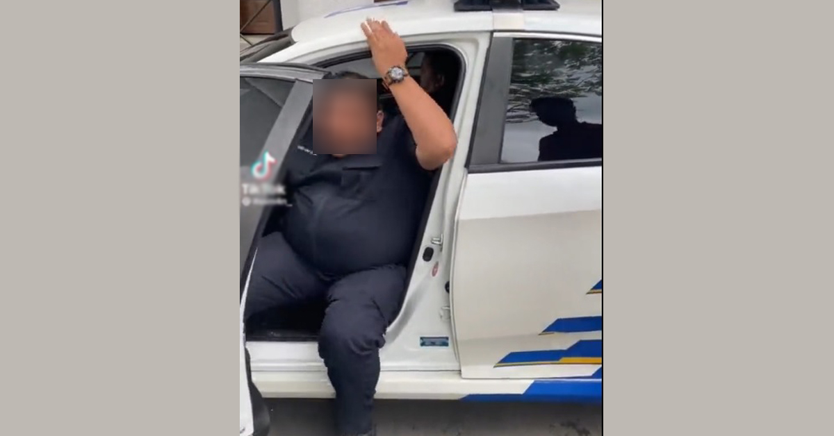 警员顶着大肚腩，从警车内出来。