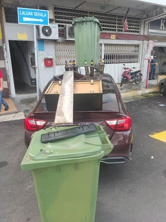 轿车也被人恶意放上绿色大垃圾桶。