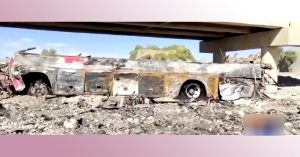 巴基斯坦巴士 坠桥起火 烧成废铁