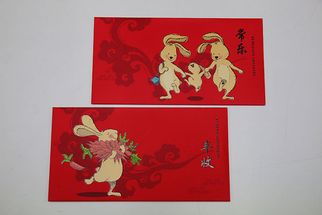 Buds Organics的红包封是一套2款的组合，配合温馨兔年，推出印有兔子一家的限量版利是，寓意“常乐”。另一款则是兔子手捧满满的萝卜，象征“丰收”。可爱造型加上吉祥寓意，每个都好值得收藏！