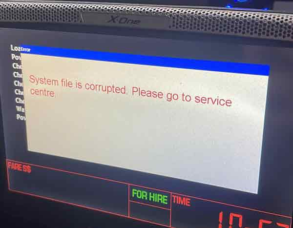 司机按下更新按钮后，系统提示文件受损，得到服务中心求助。（受访者提供）