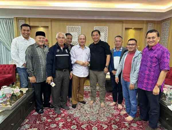 哈芝芝（右5）在首长官邸接见7名巫统州议员。（取自阿里芬面子书）