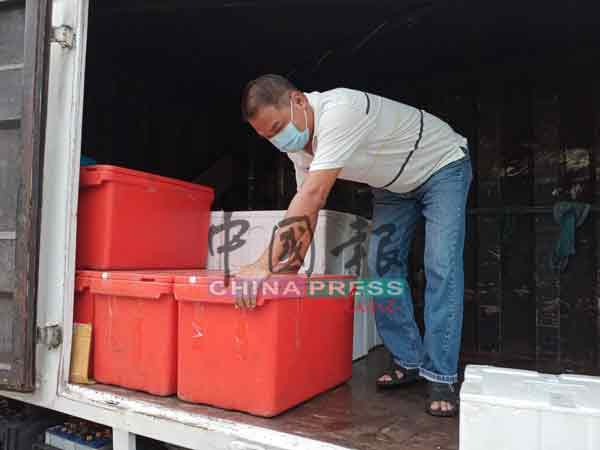 除了载送报纸，刘国华也有载送其他食品，如冷冻食品、水果、蔬菜、海鲜等。