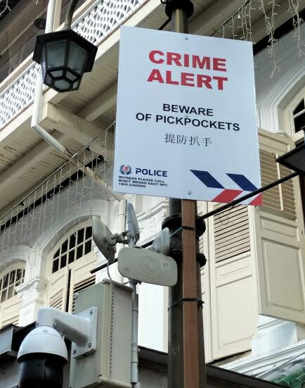 警方设立告示牌，提醒民众小心扒手。