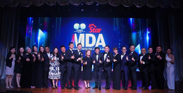 马星高层出席见证荣获2022年度大马发展商奖（MDA）颁发十大排行榜中最佳房地产开发商奖项。 