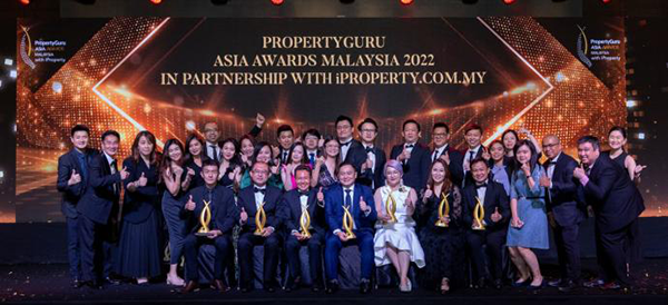 马星团队出席PropertyGuru亚洲不动产奖（PropertyGuru Asia Property Awards）颁奖礼，并在获颁年度房产开发商后欢喜捧奖合影。