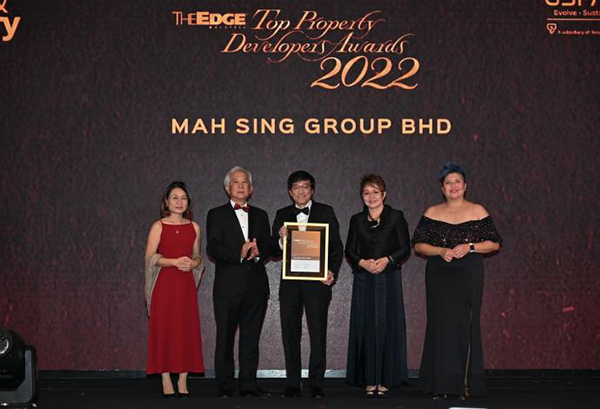 马星集团在2022年《The Edge》大马房地产卓越奖获选为我国十大年度最佳发展商，这亦是连续12年获此殊荣。何汉生（中）从颁奖嘉宾接过奖项后合影。
