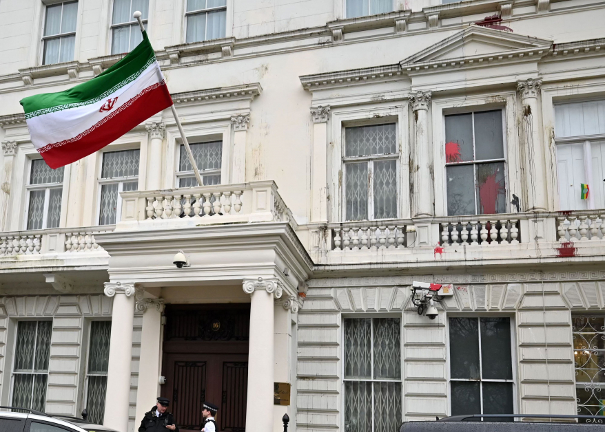 伊朗驻伦敦大使馆外14日有警员站岗。（法新社）