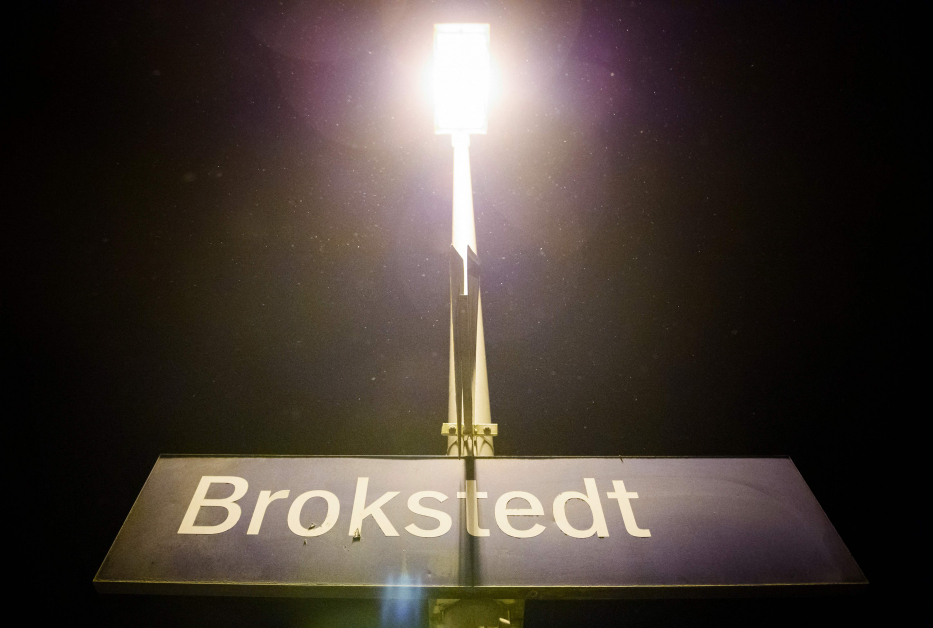 布洛克斯泰特车站告示牌。（法新社）