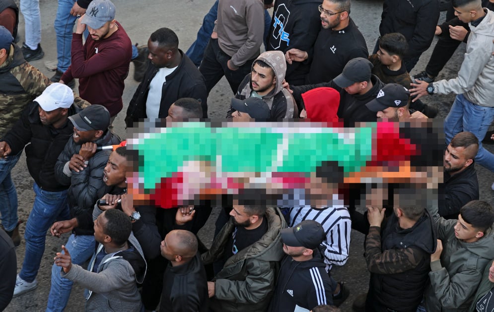 巴勒斯坦人为杰宁武装冲突中的其中一名死者抬棺游行。（法新社）
