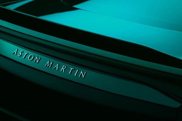▲Aston Martin以一张车尾局部图，预告DBS终极版本即将现身。