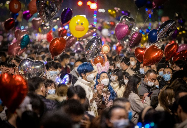 成千上万民众聚集在武汉市中心参与新年倒数。（法新社）
