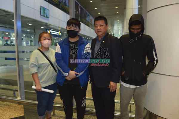 （左起）吴女士、张轼裕、沈春祥及沙斯瓦曼在吉隆坡机场拍照留念。
