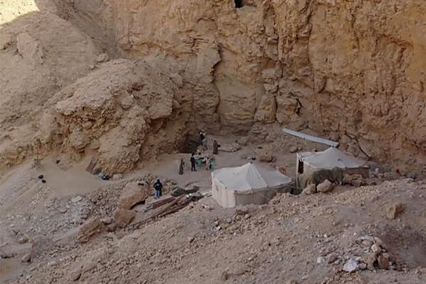 考古学家在埃及南部卢克索发现的王室古墓考察。（法新社）