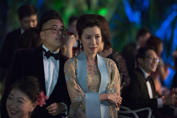 杨紫琼演的《疯狂亚洲富豪》是好莱坞第一部全亚洲面孔的电影。