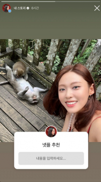 雪炫與猴子自拍，後方猴子的動作卻很尷尬。