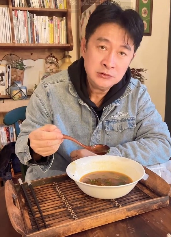 黄安过年猛吃台湾食物。（图/微博）
