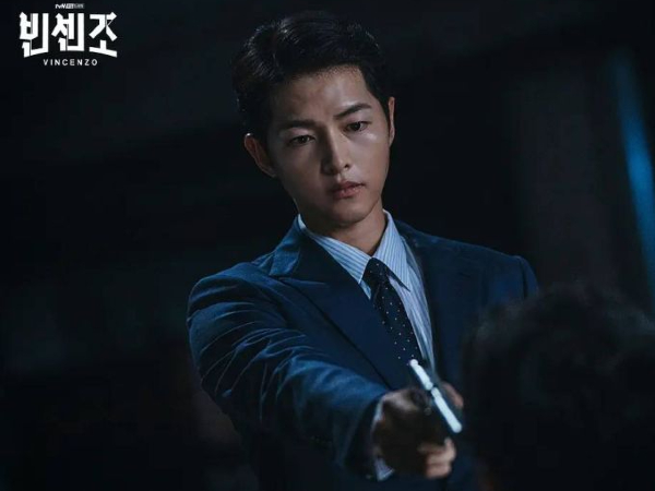 宋仲基在韩剧《黑道律师文森佐》饰演一名黑手党律师。