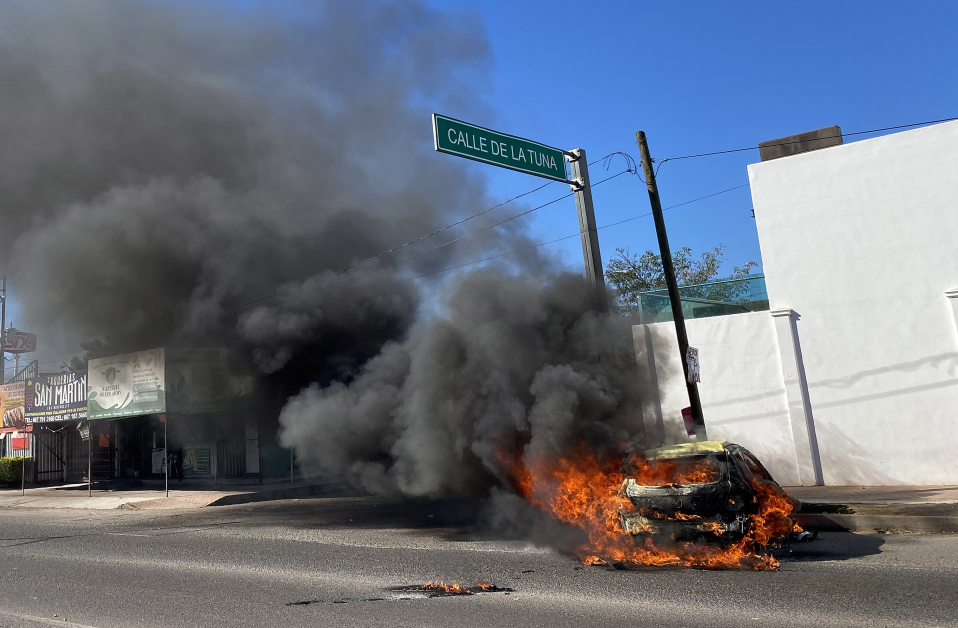锡那罗亚州库利亚坎街上有汽车遭纵火。（欧新社）