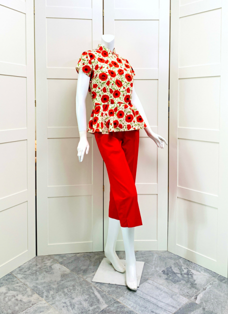 两件式传统汉服配上鲜色裤装，让造型更有活力。