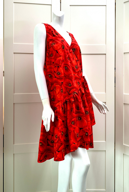 大红色裙装能为造型添上时尚喜庆感，要显瘦的关键所在就是选择A字裙款，突显腰部线条，整体视觉上不臃肿。
