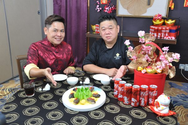 名主播陈嘉荣（左）和名厨何顺文师傅（右）恭祝《中国报》读者，吃过“黄金鲍鱼 喜洋洋”，年年包有余！