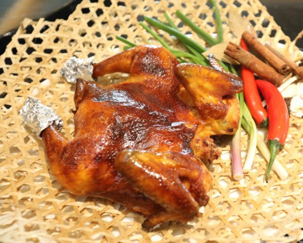 当归琵琶清远鸡从中国进口的清远鸡，鸡味和油香味十足，是中国的名种鸡，饲养120天，重1.5公斤，肉香滑不韧，鸡油和鸡皮皆拥有金黄色泽。
