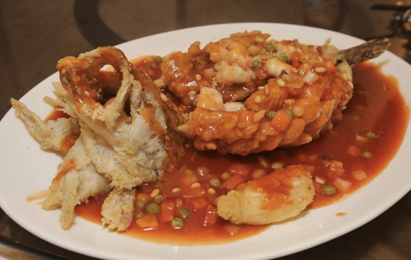 松鼠桂花鱼是正宗的上海年菜，类似咕噜肉的酸甜酱汁加入打碎的松子调味。桂花鱼特别从中国进口，肉质细腻无腥味。