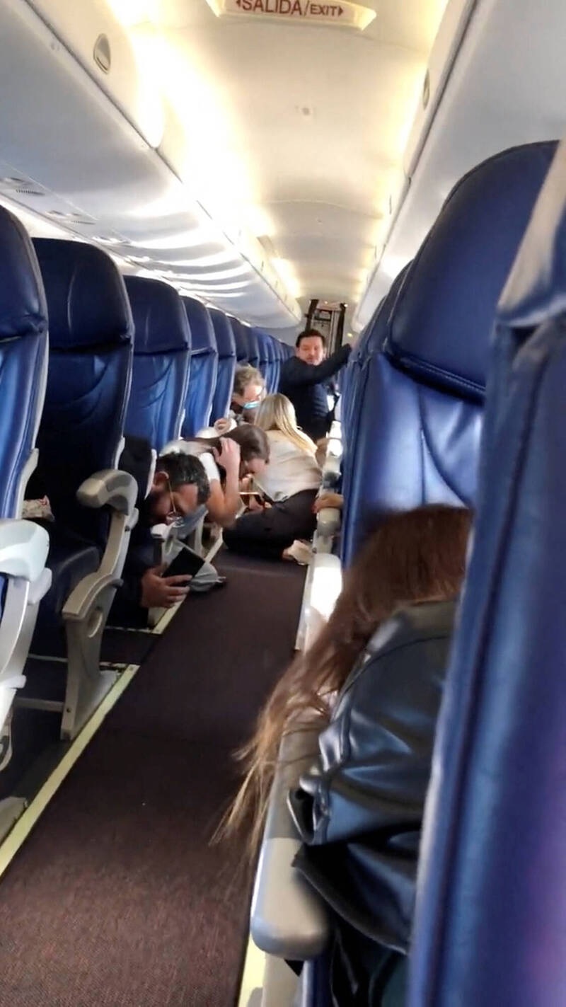 墨航客机遭枪击，机舱内乘客吓得弯腰趴地躲子弹。