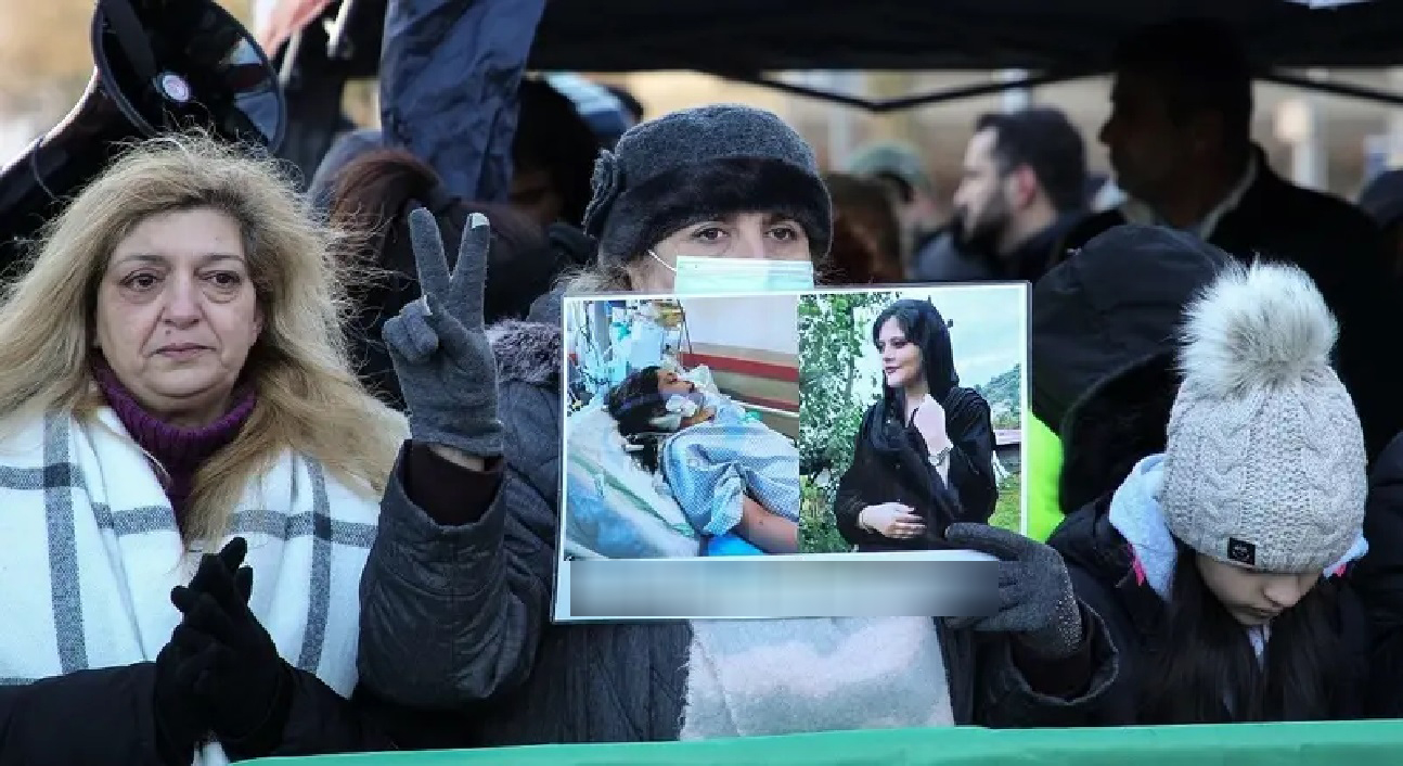伊朗驻德国法兰克福领事馆去年12月有人手持阿米尼生前和死亡的照片抗议。