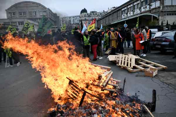 巴黎有示威者聚集在里昂火车站外示威，并在路面点燃木托盘。（法新社） 