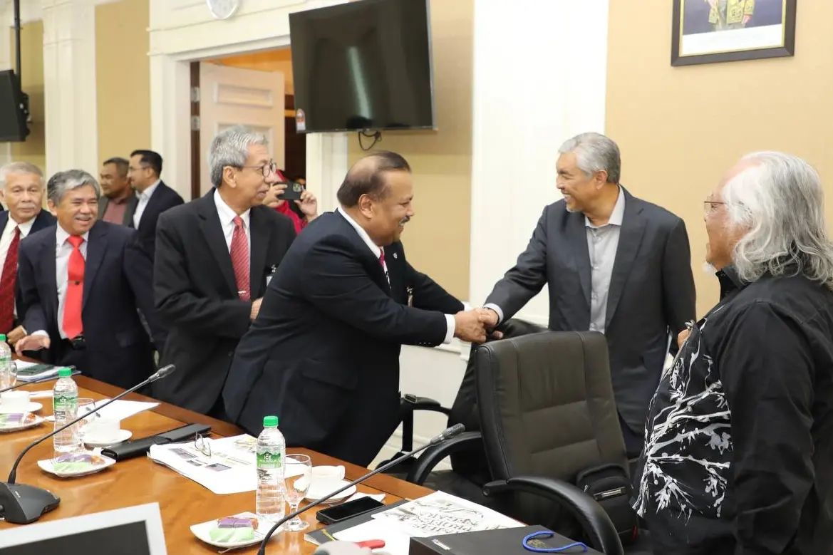 阿末扎希（右2）接见国家教授理事会的成员。
