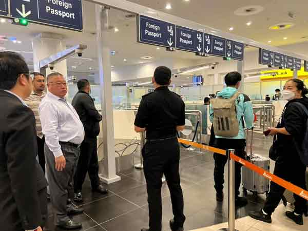 张庆信（左）巡视第2吉隆坡国际机场，并认为机场通关程序需提升。