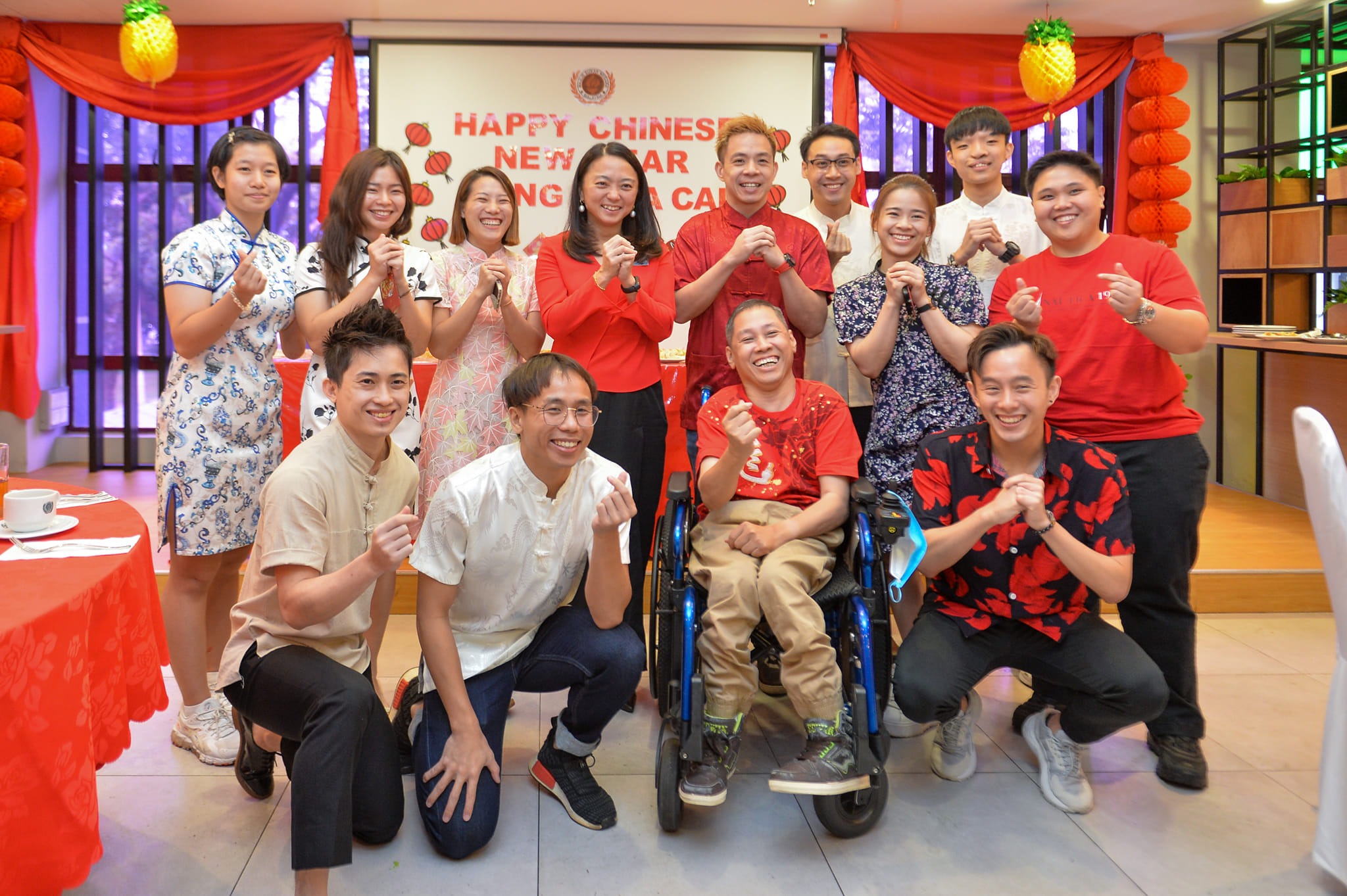 杨巧双（后排左4）与华裔运动员，一起向欢庆农历新年的华裔民众拜年。后排左3起为吴丽颐和谢儮好。
